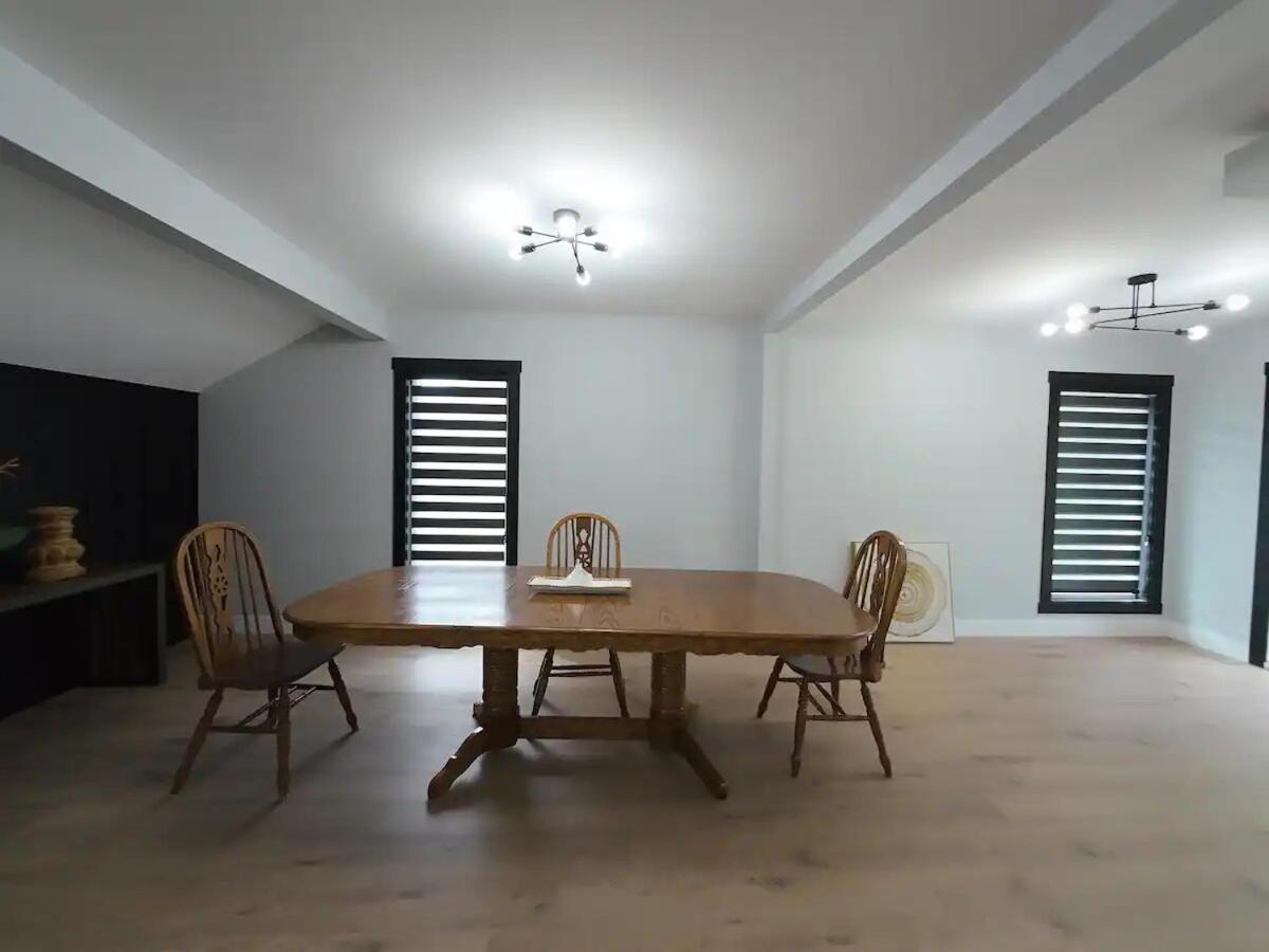 The Luxe Escape I 3br Vacation Holiday home Calgary
